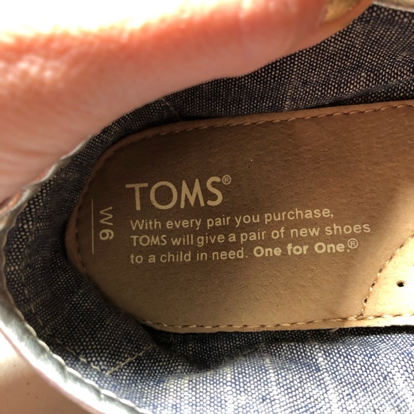 Sparkly, TOMS, animal print flats!! - Picture 5 of 8